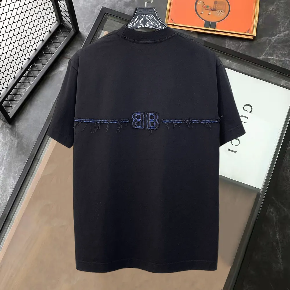 Balenciaga's high-end top-quality products 🐮2026 Spring and Summer New Arrival first counter, the latest New Arrival short-sleeved round neck T-shirt, Premium customized design, avant-garde and fashionable! Brand logo heavy craftsmanship design Premium customized 260g fabric. Soft to the touch. Comfortable to wear. Counter-level exquisite stitching. Fine workmanship. The upper body effect is incomparably handsome! A must-have item for men and women with the same style! Sizes: S~XXL When placing an order, please state your height and weight. The maximum wearing size is 210 pounds (one size larger)